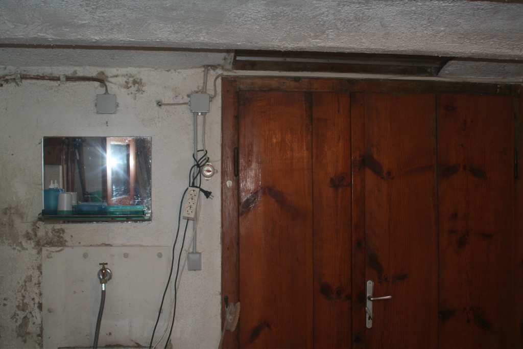 T&uuml;re Weinkeller